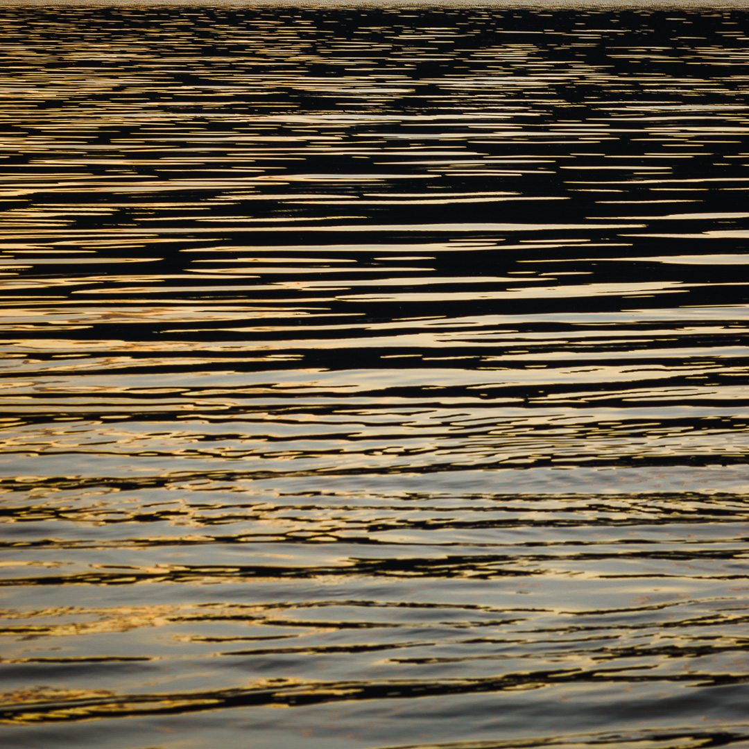 Krusninger i vannet by Adam Lack